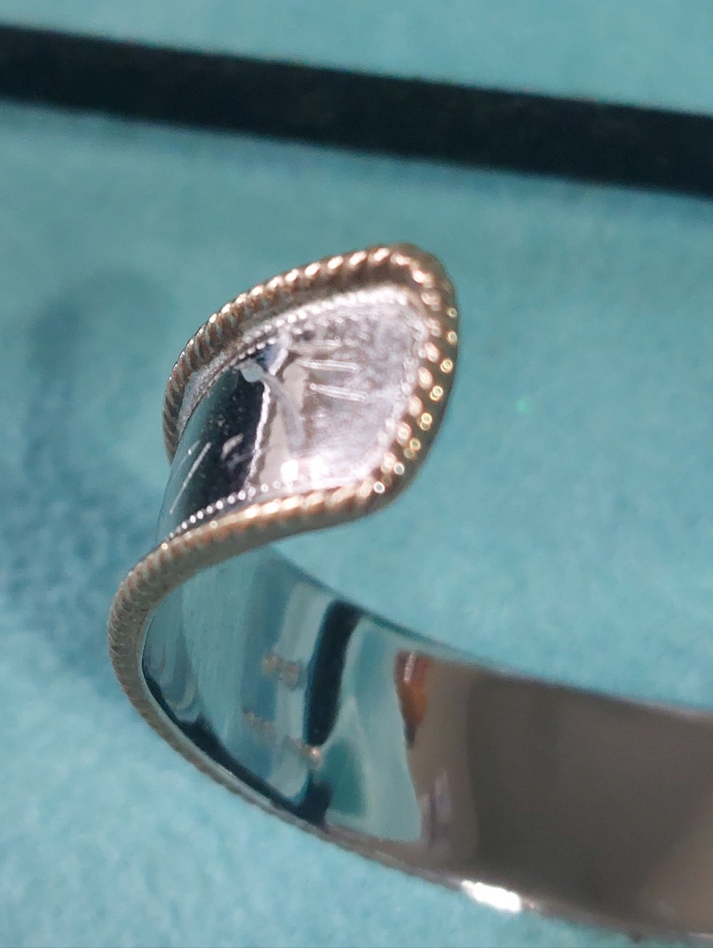 Vintage Two-Tone Thai 925 Sterling Leaf/Fern Engraved 1.5" Hoop Pierced Earrings - Picture 8 of 10